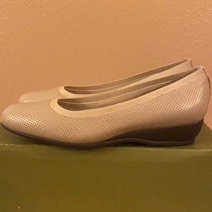 Trotters Lansing Nude 7 1/2 N Women Shoes